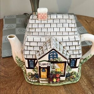 Charming Cottage  Novelty Teapot